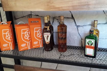 En el interior de la casa, se encontraron gran cantidad de bebidas alcohólicas