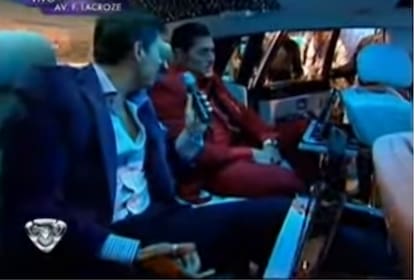 En el interior del auto hay dos televisores