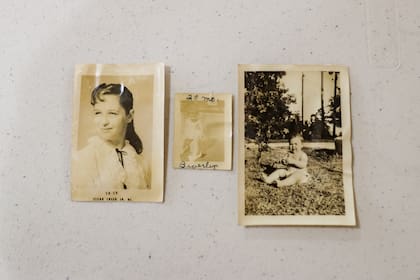 En el interior del bolso había fotos de su dueña de hace más de 60 años