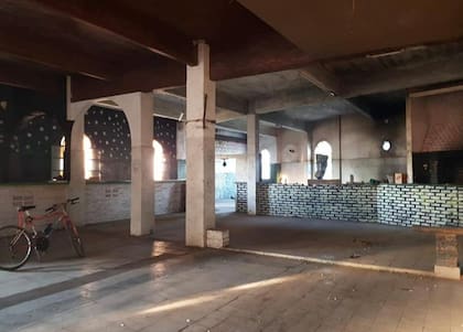 En el interior del "castillo" funcionó un famoso tenedor libre, a mediados de los años '90