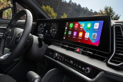 En el interior del Kia Sportage X-Line dos grandes pantallas envolventes dominan el entorno