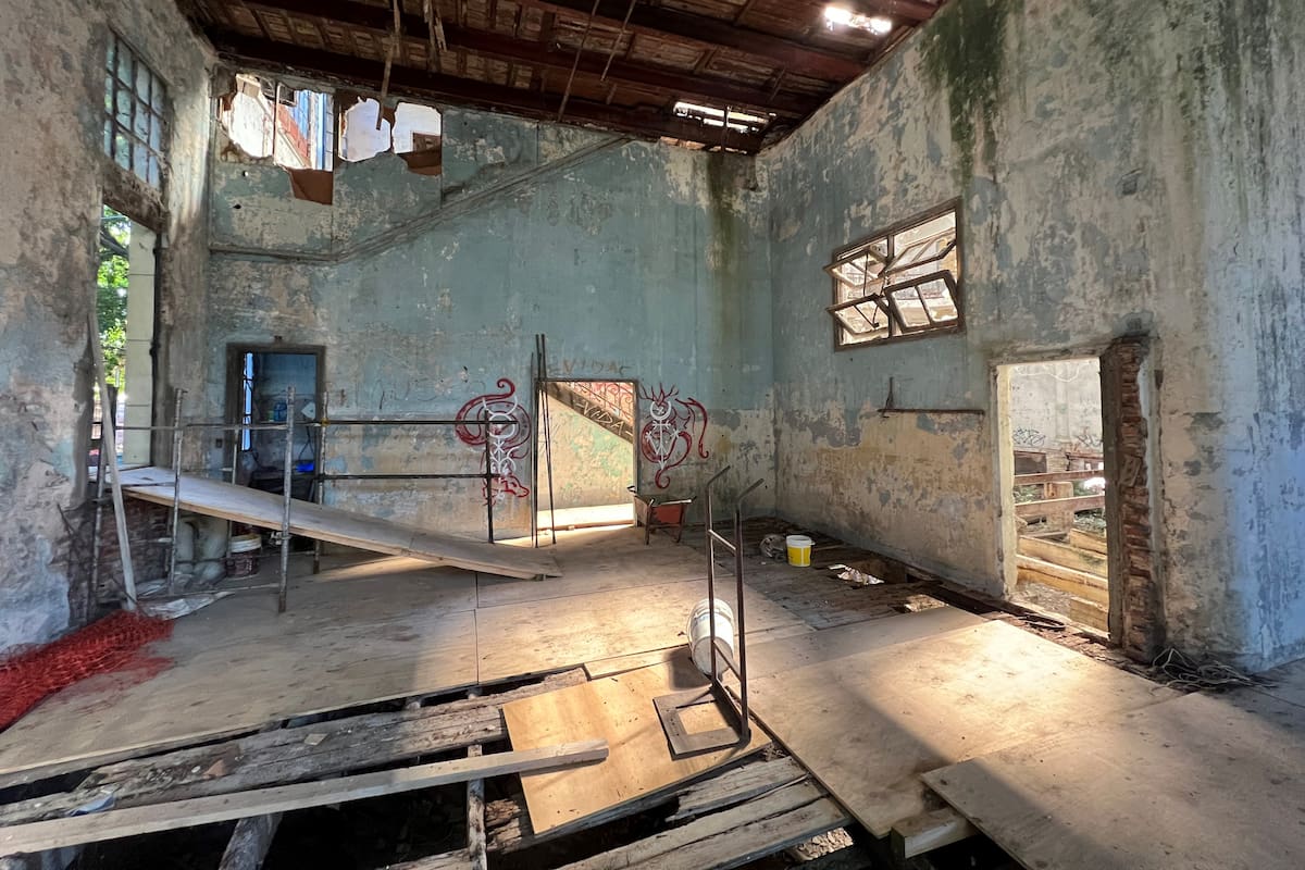 En el interior del Pabellón del Centenario ya hay pasarelas, maderas que sustituyen el piso destruido, carretillas, redes de seguridad y otros elementos que utilizan los expertos que iniciaron las tareas de limpieza y el relevamiento de los daños