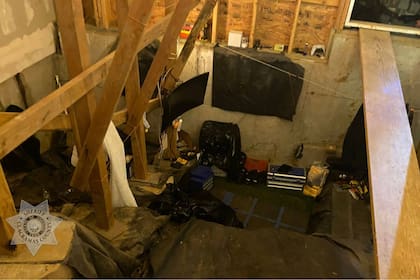 En el interior del sótano del condominio, los efectivos encontraron muebles y otros objetos