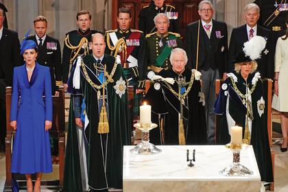 En el interior del templo, los Reyes –ambos con las túnicas de la Orden del Cardo, la segunda en importancia después de la Orden de la Jarretera– y los príncipes de Gales –William con uniforme de la Real Fuerza Aérea y la misma túnica, Kate con vestido-abrigo de Catherine Walker y stilettos de Emmy London– se sentaron juntos durante la celebración de la liturgia, que tuvo música seleccionada por el propio monarca.