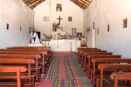 En el interior se observa la imagen de la Virgen del Carmen, traída desde Cuzco