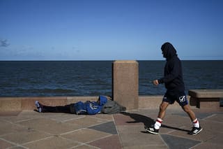 El lado B de Uruguay: crece la cantidad de gente que duerme en la calle