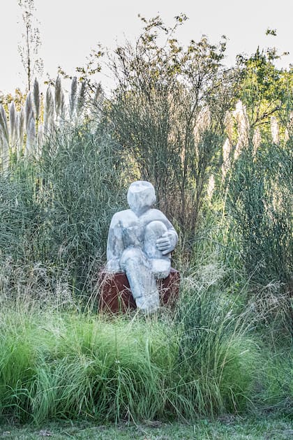 En el jardín conviven y dialogan piezas de cerámica, pintura y escultura, obra propia y de artistas amigos