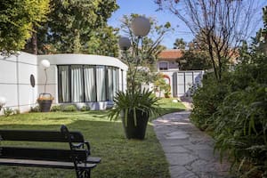 Sobre un lote en barranca, una pareja de diseñadores reúne taller y vida en un espacio único