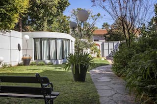 Sobre un lote en barranca, una pareja de diseñadores reúne taller y vida en un espacio único