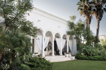 En el jardín de La Alboroza, su casa de Maipú, el artista plástico Sergio Roggerone creó un refugio energizante,colmado de aromas a lavanda, jazmines, rosas y frutales.