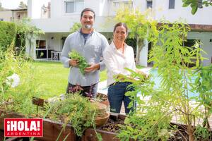 En el jardín de la casa de Juliana, en Tigre, cosechan algunas hierbas para preparar la comida. “Nos ayudamos.. Siempre nos entendimos muy bien”, asegura la cocinera.