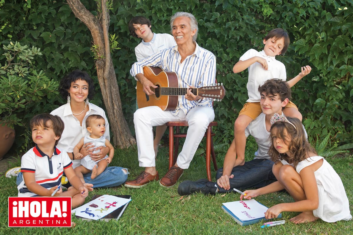 En el jardín, el abuelo canta para sus nietos: de izquierda a derecha Filippo (4), Juana (20) con Leo (ocho meses) a upa, Lorenzo (10), Ulysses (7) a caballito de Francisco (16) y Alessia (6).