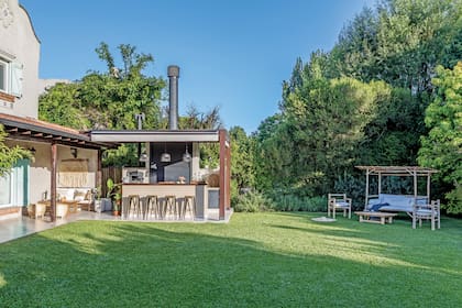 "En el jardín encontramos la posibilidad de generar distintas situaciones para movernos de un lugar a otro a medida que avanza el sol”, dice la dueña de casa.