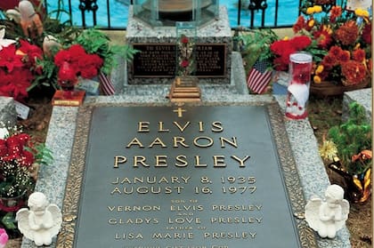 En el jardín exterior, otro de los sitios favoritos de Elvis, reposan sus restos y los de sus familiares y es uno de los lugares más visitados por los fans