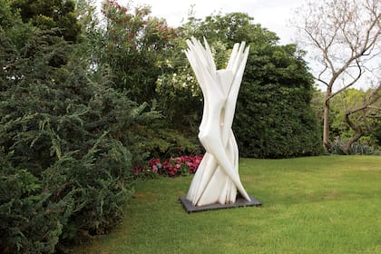 En el jardín se impone una obra del artista Pablo Atchugarry. “Su primera exposición la hicimos en el Bellas Artes. Y para que él viniera a Latinoamérica le hicimos otras en el Uruguay. Yo le aseguré que las obras que no vendiera se las iba a comprar. Vendió todas menos dos, que se las compré y están en mi casa de Punta del Este”, cuenta Alejandro.