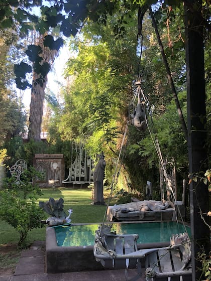 En el jardín siguen con su balanceo los columpios que compartió con Julio Le Parc durante una visita