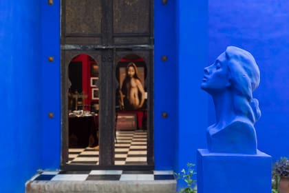 En el jardín, una hermosa cabeza de mujer pintada en azul Klein se luce bajo el sol: “la musa azul”, la bautizaron los anfitriones.