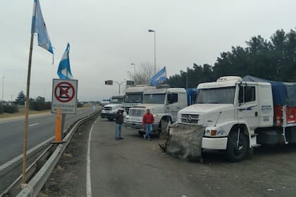 En el kilómetro 153 de la autopista Rosario-Buenos Aires anoche se levantó la medida de protesta de transportistas autoconvocados