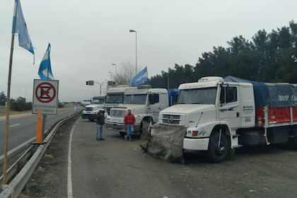 En el kilómetro 153 de la autopista Rosario-Buenos Aires anoche se levantó la medida de protesta de transportistas autoconvocados