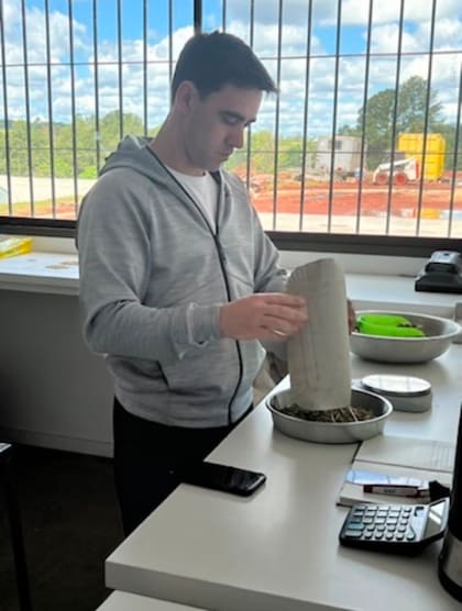 En el laboratorio de calidad, chequeando un lote de yerba canchada. "Ahora entramos al hogar de cada familia, recibimos buenos comentarios y también críticas que nos ayudan a crecer", dice