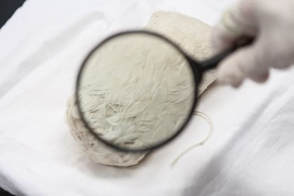 En el laboratorio del MAAM trabajan en la preservación de las bolsas recubiertas de pluma que usaban los incas para guardar la coca