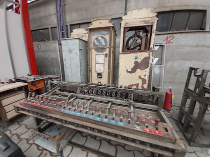 En el Laboratorio Patrimonial Centenera hay balanzas (atrás) y comando de señales que son parte de la historia del subte; las balanzas serán restauradas y volverán a la red