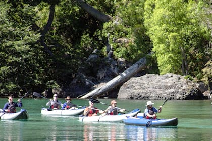 En el lago Nahuel Huapi se puede disfrutar de una excursión en kayak, que incluye mateada y frutas