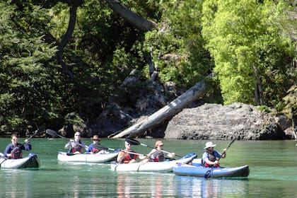 Un grupo de personas que se movilizaba en kayak advirtió la emergencia y logró rescatar al hombre del agua para llevarlo a la orilla