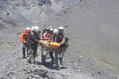 En el Lanín evacúan a una mujer accidentada durante el ascenso.