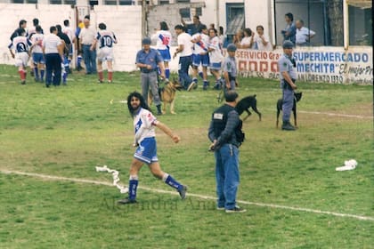 En el lapso de unas semanas, la máxima autoridad del fútbol argentino creó una ley que le prohibía a Darío volver a salir al campo de juego con el rostro pintado
Foto: Gentileza