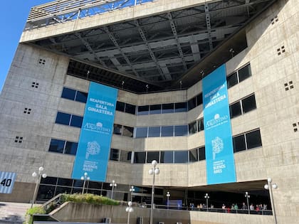 En el lateral del Teatro Argentino, sobre la calle 10 trabaja la justicia electoral para terminar con el operativo de las PASO