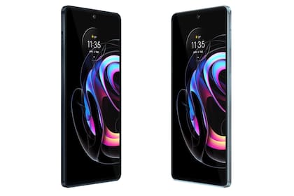 En el lateral izquierdo el Edge 20 Pro tiene un botón para activar el asistente de Google; en el lado derecho, las teclas de volumen y el sensor biométrico
