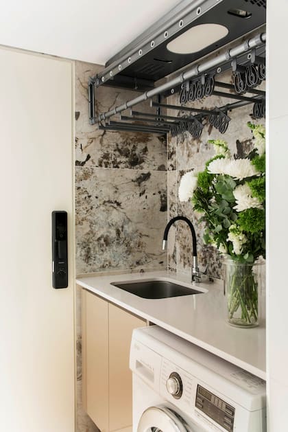 En el lavadero, se repite el porcelanato que reviste la pared del comedor diario. Ténder eléctrico (Philips).