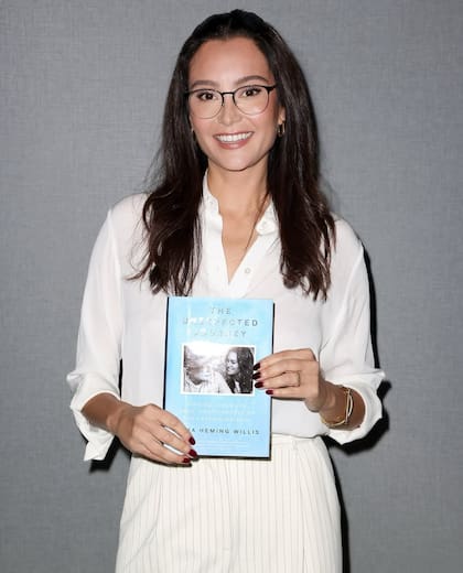 En el libro Emma and Bruce Willis: The Unexpected Journey (Emma y Bruce Willis: El viaje inesperado), la esposa del actor cuenta todos los detalles de cómo se dio la aparición de la enfermedad y su posterior tratamiento