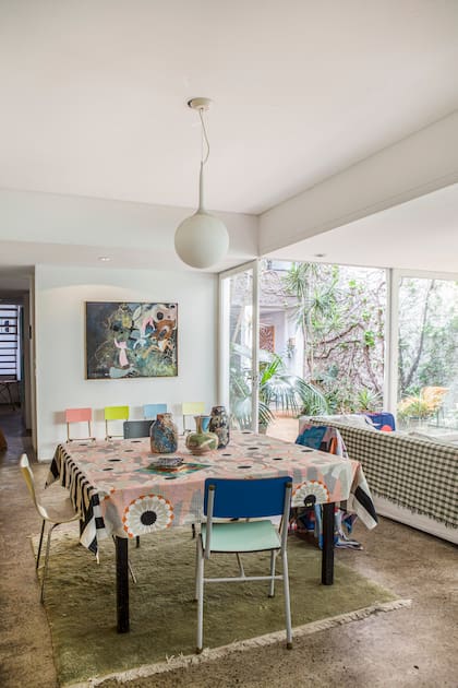 En el living comedor, las sillas tradicionales de las escuelas conviven en distintos tamaños y colores.
