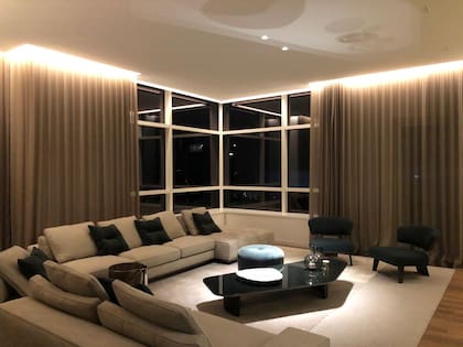 En el living-comedor se recomienda usar luces que creen un ¨espacio contenido¨ en el sector de la mesa