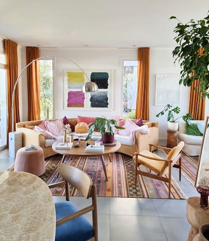 En el living de la estilista decorativa e influencer Carina Michelli conviven un Ficus benjamina en maceta y una pequeña Monstera deliciosa; sobre la mesa, una Ctenanthe.