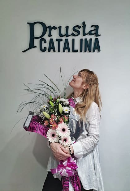 En el living de su casa abrió su showroom