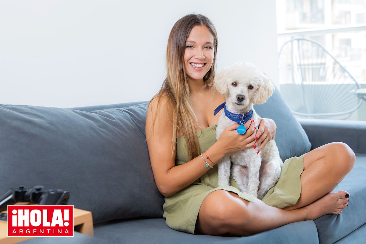 En el living de su casa con Darwin, el caniche que adoptó con su marido. “Nos cambió la vida, ninguno de los dos había tenido un perrito antes”, confiesa.