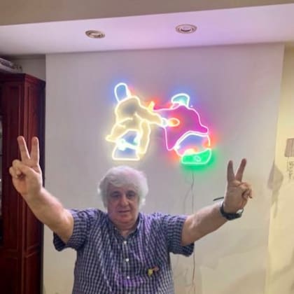 En el living de su casa, donde cumple prisión domiciliaria, Alberto Samid tiene unas luces de neón que reproducen una escena de su pelea con mauro Viale
