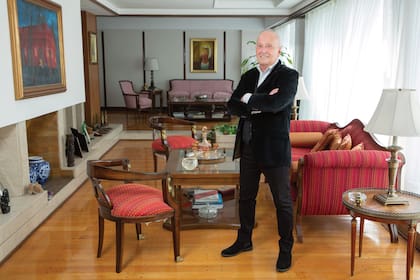 En el living de su departamento, donde vive con su mujer, Lorena,
y sus dos hijos menores, Nicolás y Martín.