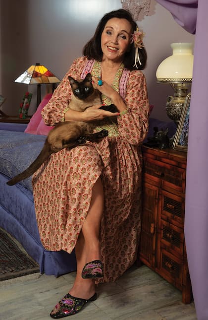 En el living de su departamento, mimando a Platón, uno de sus gatos. “Hace muchos años me hice un toque en la cara, lo que se llamaba una refrescada, pero después nunca más. Por eso me sigo pareciendo a mí misma”, cuenta.
