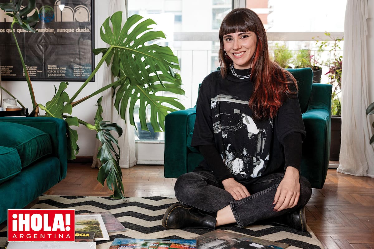 En el living de su departamento, posa rodeada de sus amados vinilos. Detrás de ella, sobre la pared de la izquierda, un afiche de una de las películas más famosas de su abuelo, Heroína, protagonizada por Graciela Borges.