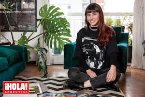 En el living de su departamento, posa rodeada de sus amados vinilos. Detrás de ella, sobre la pared de la izquierda, un afiche de una de las películas más famosas de su abuelo, Heroína, protagonizada por Graciela Borges.