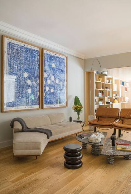 En el living, díptico de Nicolás Bacal, sofá (Ohmio Gallery), lámpara ‘Arco’ (Flos), sillones ‘Wave’, por Giovanni Offredi, y mesa en dos piezas de granito boreal del consagrado diseñador argentino Cristián Mohaded.