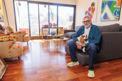 En el living, donde los objetos de valor sentimental encuentran su lugar de privilegio. Sobre la consola de Eugenio Aguirre hay una Virgen que le regaló su amiga Mariana Arias. Y la figura del costado, que es religiosa, Benito la compró en Purmamarca