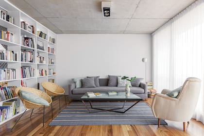 En el living, la tapa de la mesa es un vidrio roto. Un amigo arquitecto lo reconstruyó y le sumó la base de hierro.