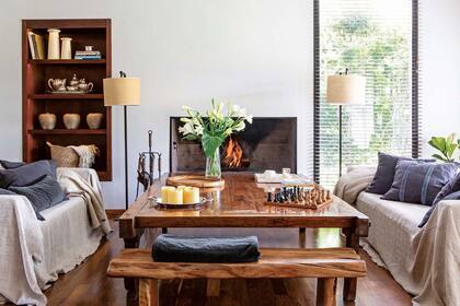 La mesa (Desde Asia) guió toda la deco. La acompañan un banco de la Patagonia y sillones vestidos con antiguos linos franceses y lituanos, y almohadones enfundados con sacos de grano de la Provence. Lámparas de pie de La Pantalla.
