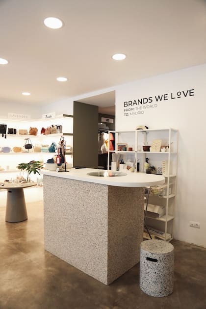 En el local hay marcas de emprendedores de diferentes lugares del mundo; varias argentinas.