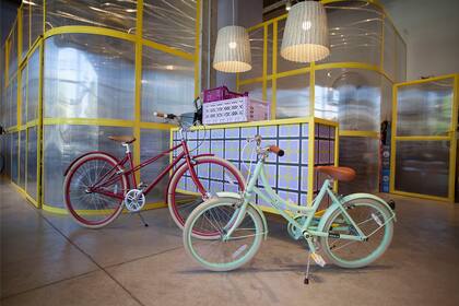 En el local se realizan encuentros, presentaciones de productos y talleres sobre mantenimiento de bicis.